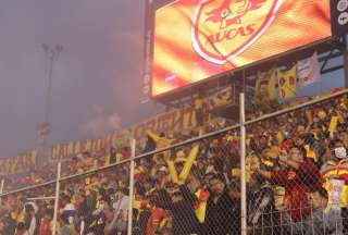Aucas fue multado con 4.800 d&oacute;lares porque sus hinchas prendieron bengalas y lanzaron objetos