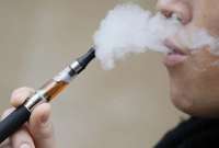 Cigarrillos electrónicos y vapeadores sintéticos fueron prohibidos por el Senado en México. 