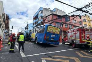 Un autob&uacute;s y un veh&iacute;culo de la Empresa El&eacute;ctrica chocaron frente a frente en el centro de la capital.