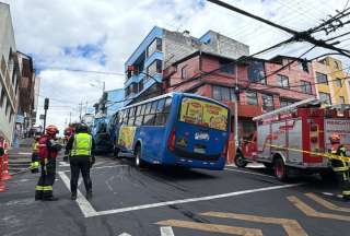 Autob&uacute;s se impact&oacute; con cami&oacute;n de la Empresa El&eacute;ctrica en Quito