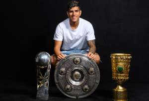 Piero Hincapi&eacute; y sus trofeos con el Bayer