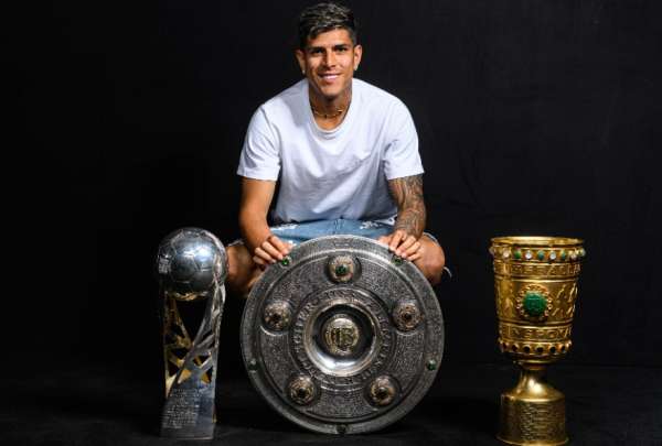 Piero Hincapi&eacute; y sus trofeos con el Bayer
