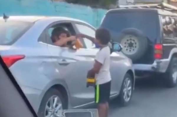 Emotivo gesto entre dos ni&ntilde;os conmueve a usuarios en redes