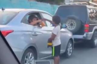 Emotivo gesto entre dos ni&ntilde;os conmueve a usuarios en redes