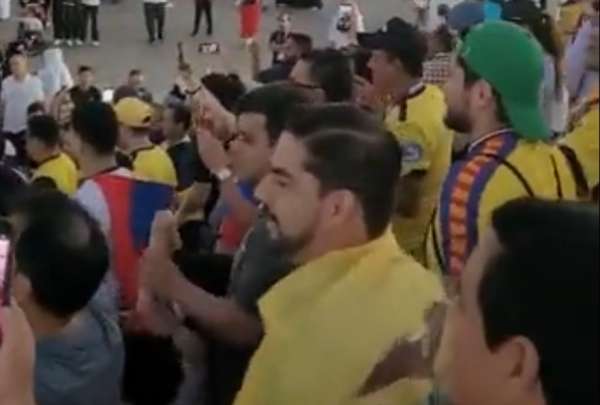 Hinchas ecuatorianos cantan &ldquo;Nuestro Juramento&rdquo; en Doha