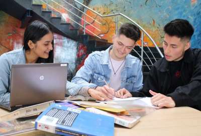 Tambi&eacute;n se dieron a conocer los requisitos para aplicar a este programa de becas.