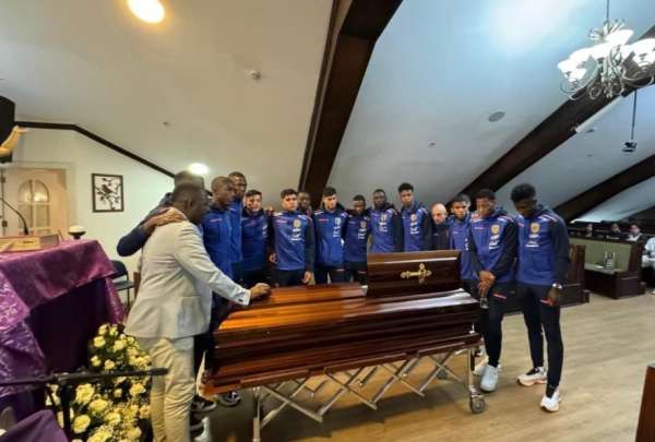 Compa&ntilde;eros de Roberto Cabezas despidieron al jugador de Independiente Jrs. 