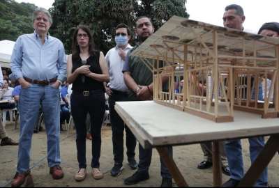 Guillermo Lasso (izq.), presidente de la Rep&uacute;blica, particip&oacute; en la presentaci&oacute;n del prototipo de vivienda para habitantes de Manab&iacute;