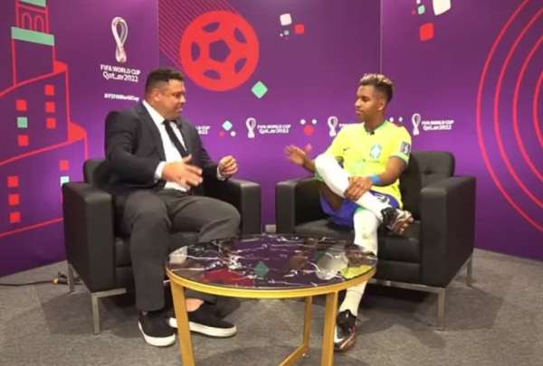 Ronaldo entrevist&oacute; a Rodrygo despu&eacute;s del duelo contra Suiza.
