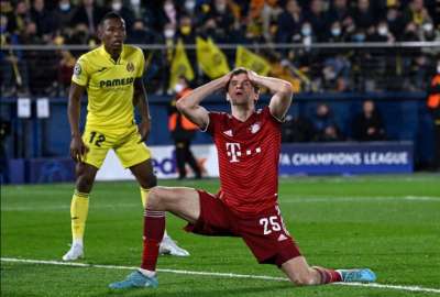 Pervis Estupi&ntilde;&aacute;n (izq.) observa c&oacute;mo el alem&aacute;n Thomas M&uuml;ller falla un gol