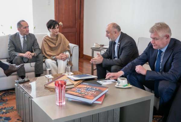 La Canciller Gabriela Sommerfeld recibi&oacute; al Embajador de Rusia en Ecuador, Vladimir Sprinchan.