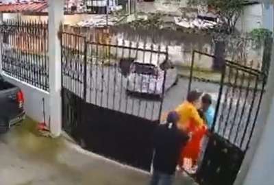 Las im&aacute;genes muestran a la mujer a punto de cerrar la puerta de su vivienda, luego que su esposo estacionara el auto.