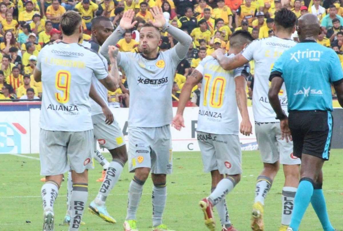 Los jugadores del Aucas festejan el gol anotado por Édison Vega (centro). 