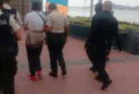 Un hombre fue detenido en Guayaquil tras ser acusado por presuntamente tomar fotos a menores de edad. 