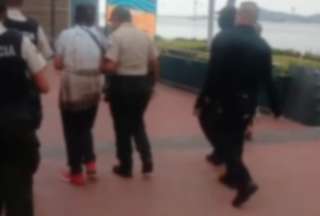 Guayaquil: Detienen a hombre que presuntamente tomaba fotos a menores en el Malec&oacute;n