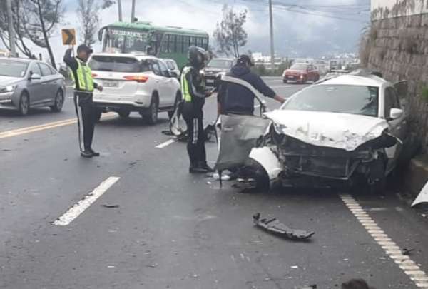 Siniestro de tr&aacute;nsito en Quito deja dos personas fallecidas