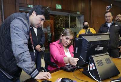 Despu&eacute;s de entregar su documentaci&oacute;n, los asamble&iacute;stas  registran su huella en la curul.