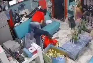 Polic&iacute;a investiga la brutal agresi&oacute;n de un padre a su hijo en Guayaquil