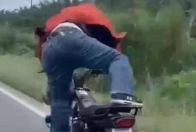 Motociclista hace maniobras en la v&iacute;a de alta velocidad