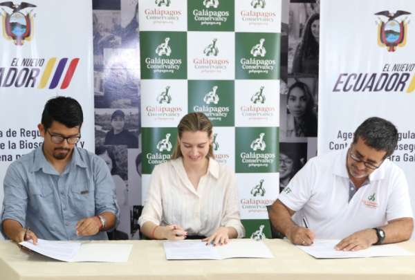 La Ministra Sade Fritschi entreg&oacute; autorizaci&oacute;n para el acceso a recursos gen&eacute;ticos como herramienta de conservaci&oacute;n en Gal&aacute;pagos
