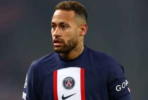 Hinchas del Paris Saint Germain arremeten contra Neymar