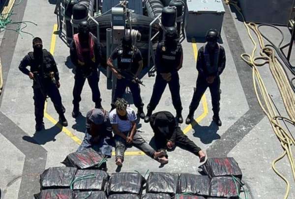 Las tres personas hab&iacute;an sido capturadas en una "narcolancha" con 1,6 toneladas de droga. 