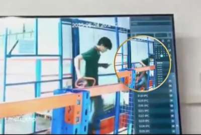 Un joven en Guangdong, China, sufri&oacute; una aparatosa ca&iacute;da tras no notar que el ascensor de carga no estaba en su sitio. Ocurri&oacute; mientras iba distra&iacute;do en su celular.