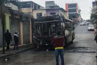Presuntos vacunadores quemaron un bus en Basti&oacute;n Popular-Guayaquil