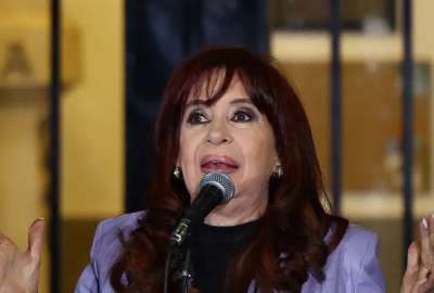 El Tribunal Oral Federal, dispuso que la expresidenta de Argentina, Cristina Fernández cumpla arresto domiciliario debido a su edad. Fernández enfrenta una condena por el delito de administración fraudulenta en perjuicio del Estado, que implica seis años de prisión e inhabilitación perpetua para ejercer cargos públicos.