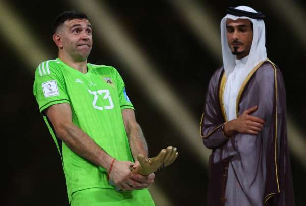 Unai Emery hablar&aacute; con el arquero 'Dibu' Mart&iacute;nez sobre sus festejos en el Mundial