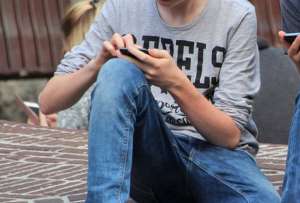 Niño fingió estar perdido para estafar a una mujer