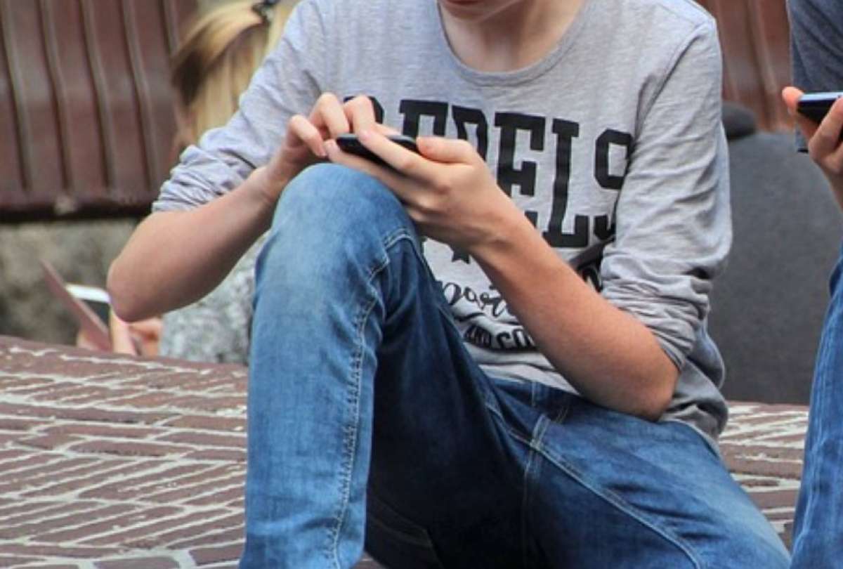 Niño fingió estar perdido para estafar a una mujer