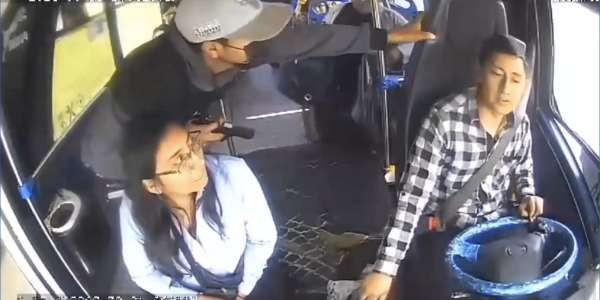 Un bus que circulaba por la av. Sim&oacute;n Bol&iacute;var en Quito fue asaltado por tres sujetos armados con pistolas y cuchillos.