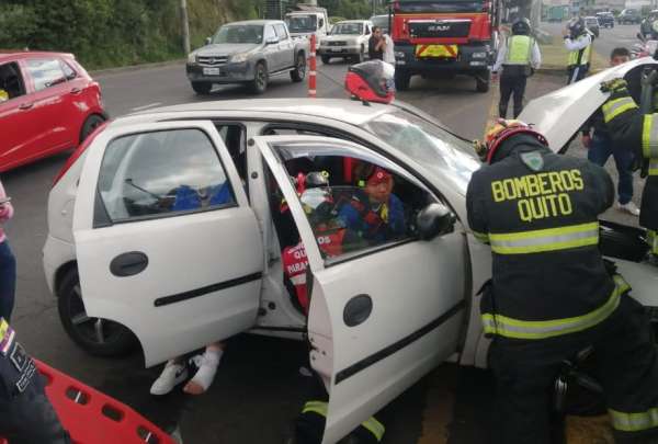 Un veh&iacute;culo perdi&oacute; pista en la Av. Sim&oacute;n Bol&iacute;var en Quito