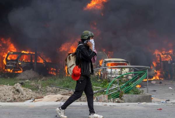 Manifestantes atacan residencias de ministros y líderes políticos en Nepal
