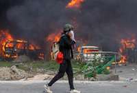 Manifestantes atacan residencias de ministros y líderes políticos en Nepal