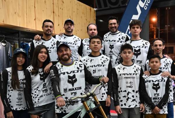  Cristian Valdivieso y Rafaela Rold&aacute;n como nuevos embajadores de PIVOT Cycles y lanza la innovadora bicicleta Pivot Phoenix.