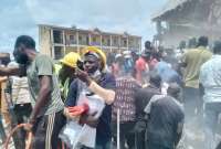 En Nigeria, una escuela colapsó parcialmente y atrapó a niños y profesores. Al momento se reportan 16 fallecidos. 