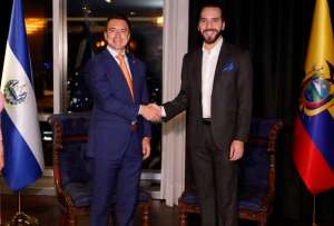 El presidente Daniel Noboa estrecha la mano con Nayib Bukele, tras una reuni&oacute;n bilateral en San Salvador.