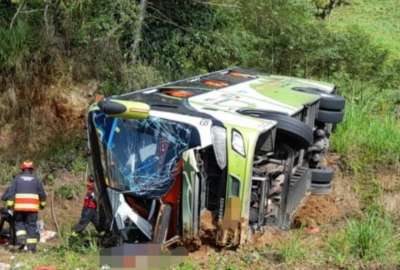Un bus est&aacute; involucrado en el siniestro de tr&aacute;nsito.
