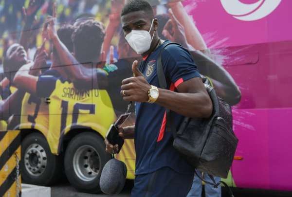 F&eacute;lix Torres es titular en el equipo tricolor. Aqu&iacute;, en su arribo al estadio.