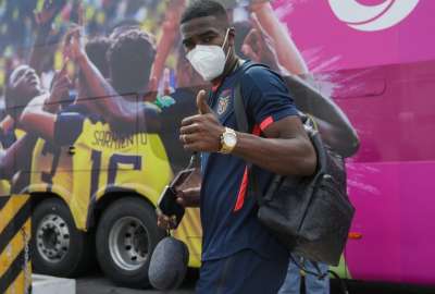 F&eacute;lix Torres es titular en el equipo tricolor. Aqu&iacute;, en su arribo al estadio.