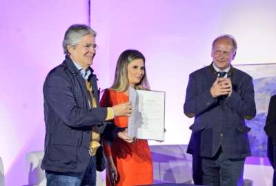 El presidente Guillermo Lasso junto a la Paola Flores, ministra de la Mujer, tras la firma del decreto 608.