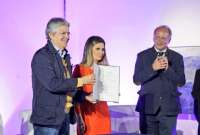 El presidente Guillermo Lasso junto a la Paola Flores, ministra de la Mujer, tras la firma del decreto 608.