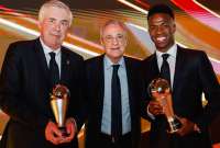 Carlo Ancelotti (izq.) y Vinicius Jr. (der.), del Real Madrid, ganaron como mejor director técnico y mejor jugador, en ese orden.