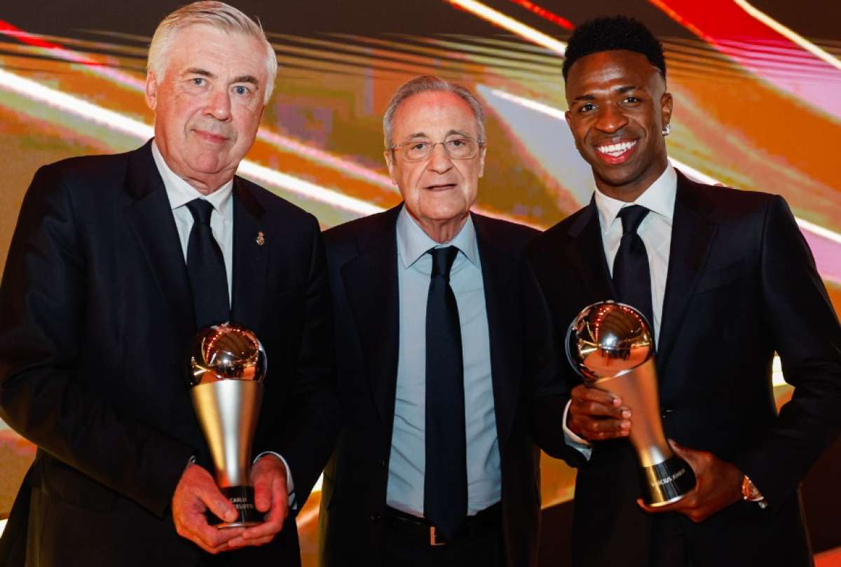 Carlo Ancelotti (izq.) y Vinicius Jr. (der.), del Real Madrid, ganaron como mejor director técnico y mejor jugador, en ese orden. 
