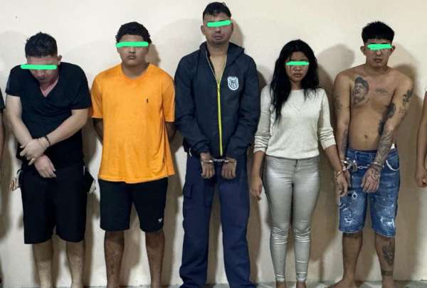 Los cinco detenidos habr&iacute;an amenazado al propietario de un local de comida r&aacute;pida en Guayaquil.