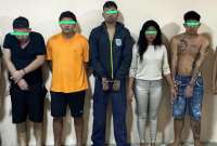 Los cinco detenidos habrían amenazado al propietario de un local de comida rápida en Guayaquil.