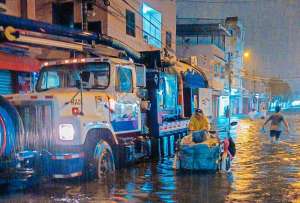 El Municipio de Guayaquil activó el COE cantonal tras las lluvias del jueves. 16 sectores fueron afectados por las inundaciones. 