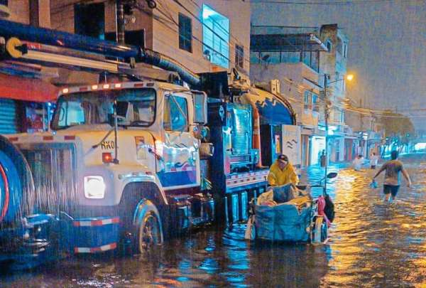El Municipio de Guayaquil activ&oacute; el COE cantonal tras las lluvias del jueves. 16 sectores fueron afectados por las inundaciones.&nbsp;